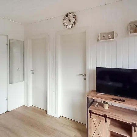 2 Bedroom Amazing In Middelhagen Prázdninový dům