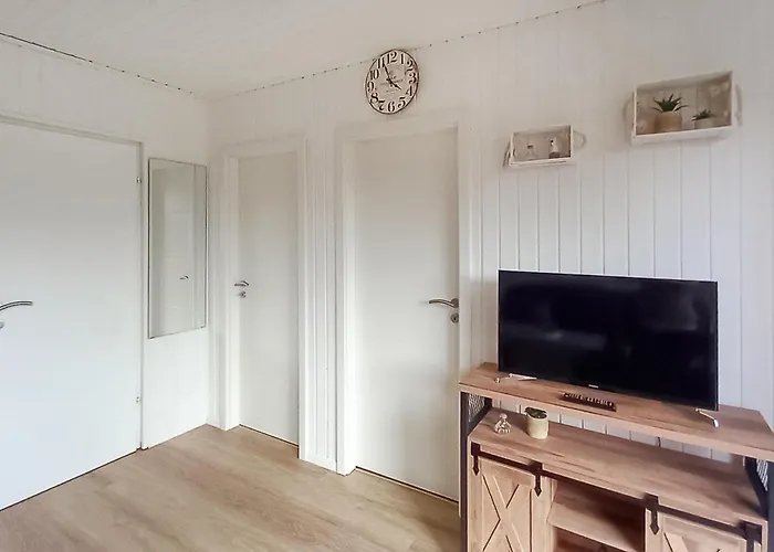 2 Bedroom Amazing In Middelhagen بيت للعطل